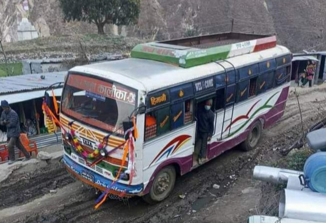 कर्णाली करिडोर राजमार्गमा पहिलो पटक बस गुड्दा स्थानियले बस चालकलाइफुलमालाले सम्मान