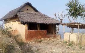 बसाइँसराइले रित्तिंदै छ, गाँउधर… आँगन र पिंढीमा झाडी मौलाउदै…?