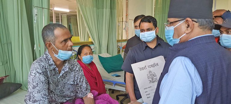 वीर अस्पतालका बिरामीलाइ भटेर स्वास्थ्य अवस्थाबारे जानकारी लिए…अध्यक्ष प्रचण्ड