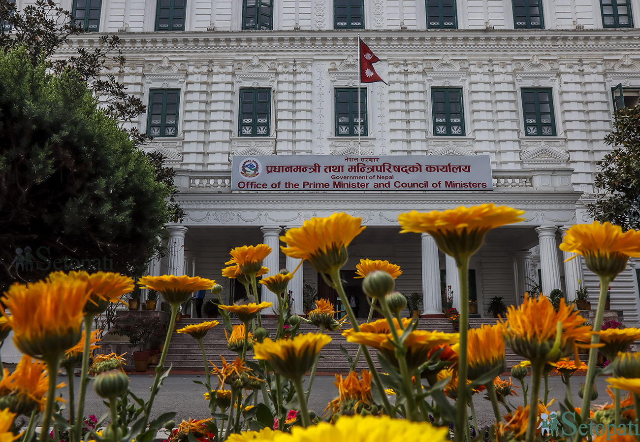 ढकमक्क फूलहरूले सजिएको सिंहदरबार