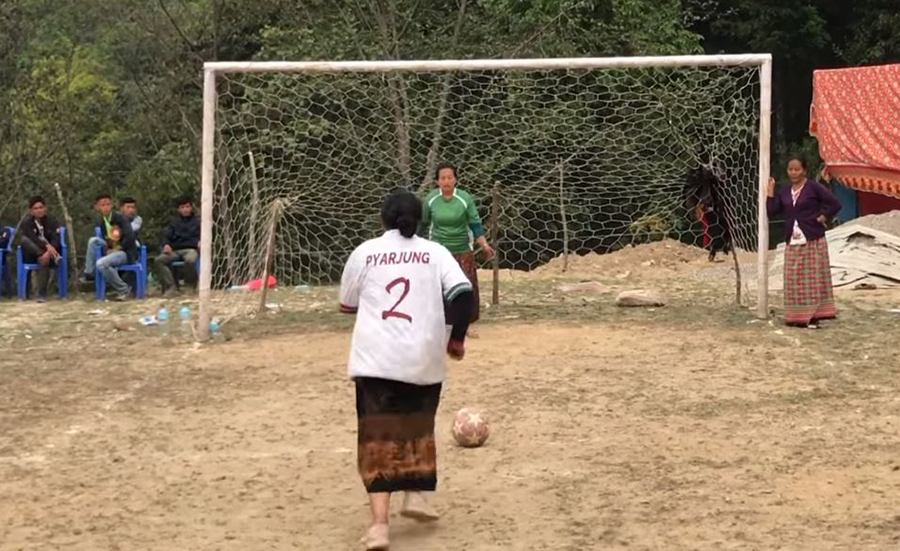 जब लुंगीमा  निक्यिए फूटबल खेल्न आमाहरु …