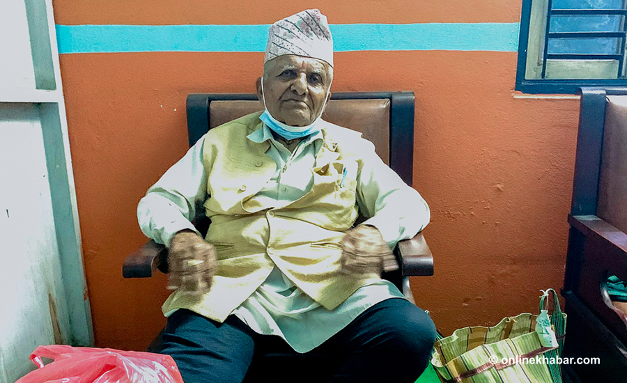 ८७ वर्षीय काशीनाथ सिहंदरबारभित्र नौ घण्टा बितिसक्दा पनि आएनन् गृहमन्त्री बालकृष्ण खाँड,