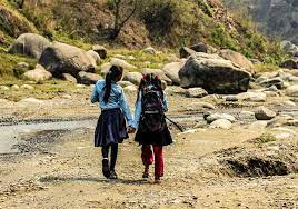 झोलाभरि किताब र कापी बोकेर दैनिक चार घण्टा  हिँड्नुपर्ने! पढ्नका लागि