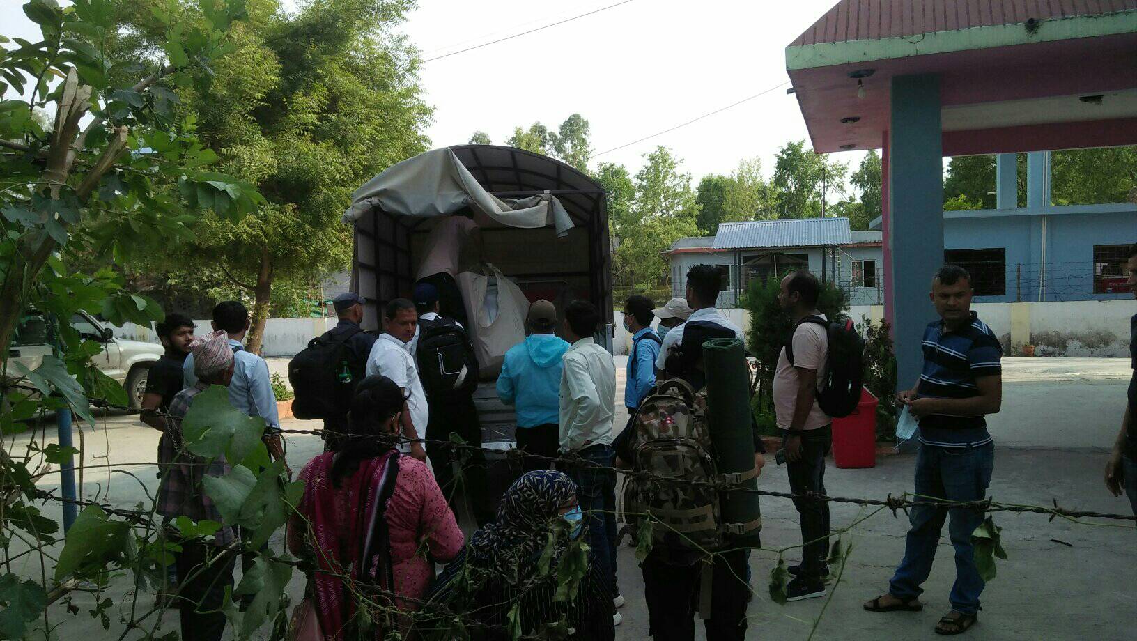 स्थानीय तहको निर्वाचन सम्पन्न गर्नका लागि मतदान केन्द्रमा खटिए कर्मचारी, 