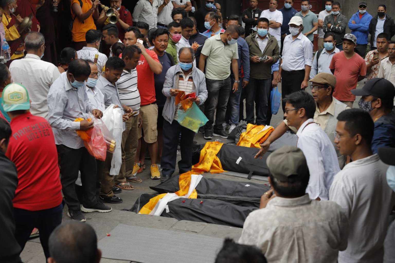  तारा एयरको विमान दुर्घटनामा ज्यान गुमाएकाको शव पोष्टमार्टमपछि आफन्तलाई जिम्मा