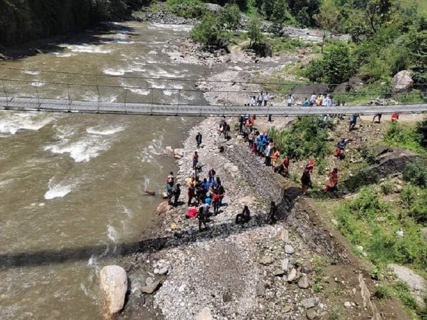 स्कुल हिडेकी शिक्षिका स्कुटी बाट खसेर खोलामा,