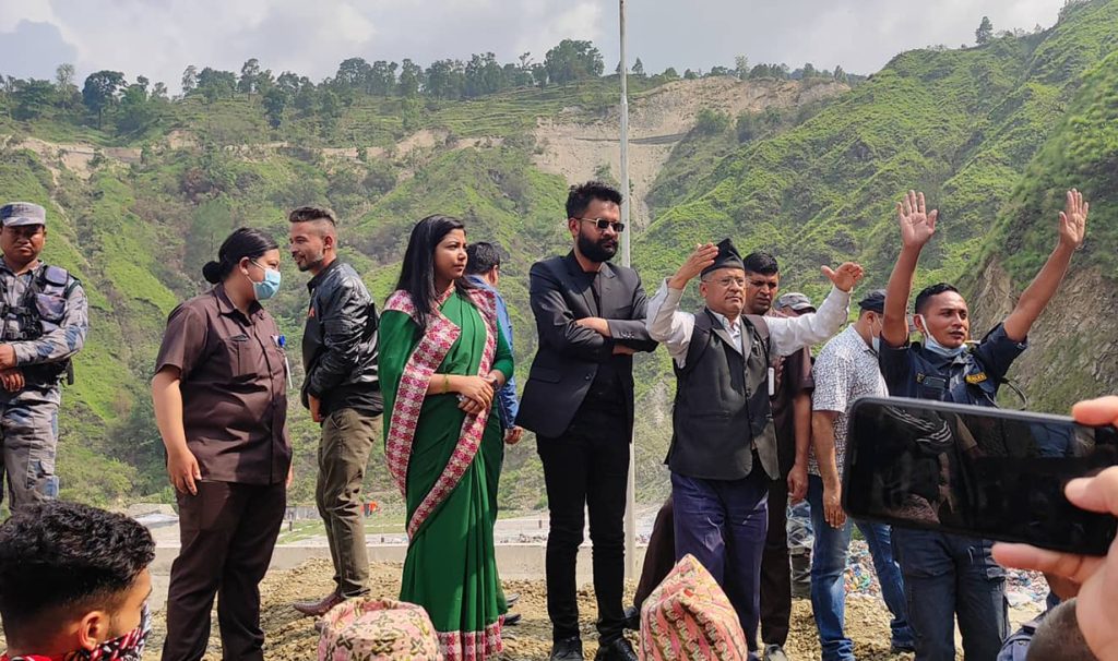 मेयर बालेन्द्र साह ) र उपमेयर सुनिता डंगोललेफोहोर विसर्जन गर्ने स्थान नुवाकोटको सिसडोलको अवलोकन गरे
