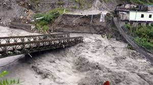 लगातारको वर्षासँगै आएको बाढी र पहिरोले मुलुकका केही स्थानमा सडक अवरूद्ध,