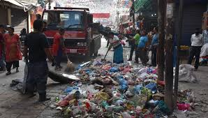 काठमाडौंका विभिन्न स्थानमा ११ दिनदेखि थुप्रिएको फोहोर आज बिहानबाट संकलन गरिने,