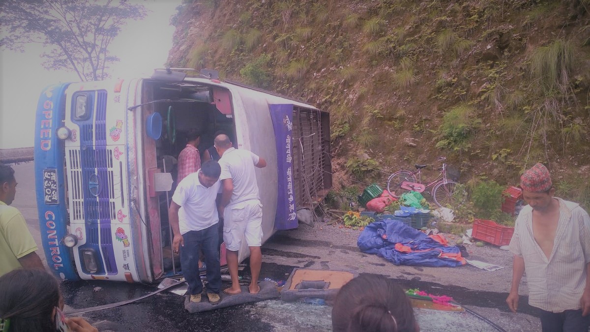 घुम्तीका कारण बस सडकैमै पल्टिए पछि २० जना घाइते,