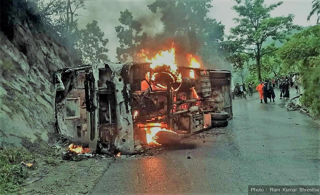बस पल्टिएर आगलागी हुँदा ३१ जना यात्रु घाइते
