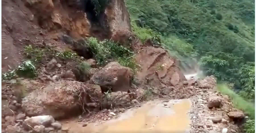 पहिरोले बेनी–मालढुंगा सडकखण्ड अवरुद्ध