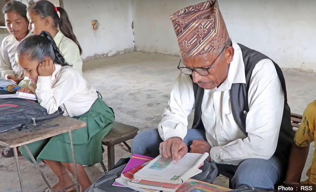 दाङको ६१ वर्षीय रिमबहादुर खड्का कक्षा ५ मा अध्ययन गर्दैछन्