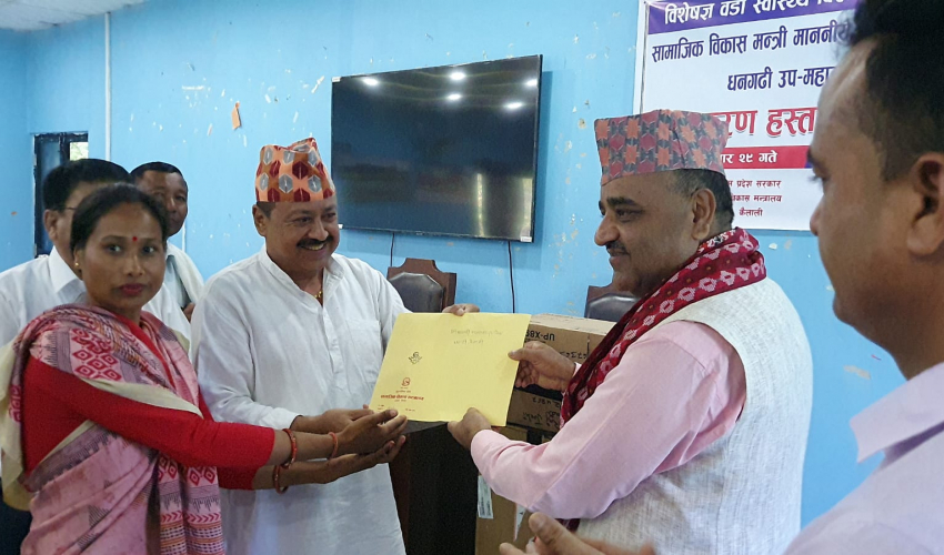 सामाजिक विकास मन्त्रालयले, वडा क्लिनिक सञ्चालन गर्न दियो स्वास्थ्य उपकरण