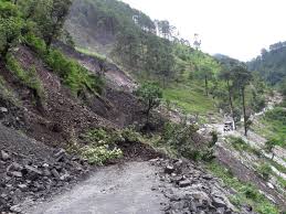 अबिरल बर्षाका कारण साँफे मार्तडी जोड्ने सडक अबरुद्ध, 