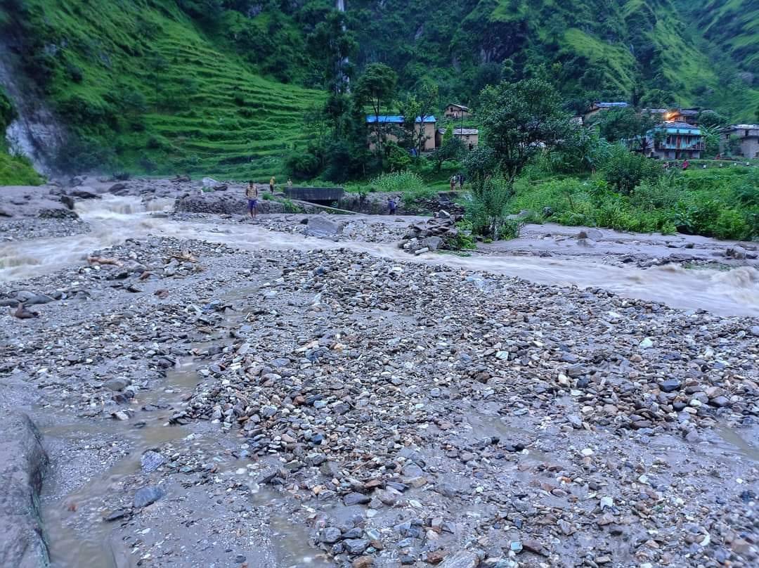 बाजुरा जिल्लाको बडीमालिका ९ सेलाघाटको बस्तीमा खोलाको बाढीले बस्ती नै उच्च जोखिममा,