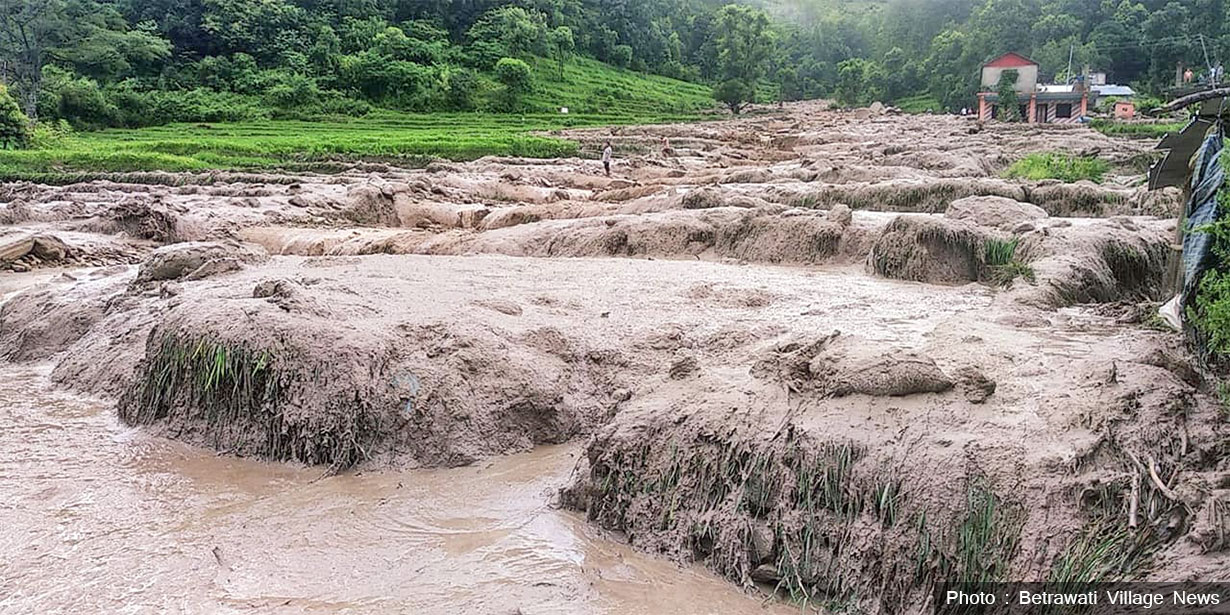 वर्षासहितको बाढीले नुवाकोट र रसुवाका सडक तथा पुलमा क्षति,
