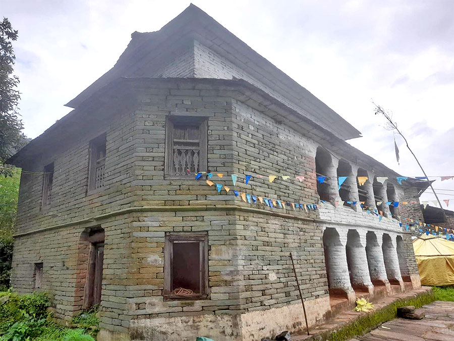 मल्ल र राणाकालीन शैलीको विरासत देखाउने सय वर्षभन्दा पुराना सुन्दर तीनतले ढुङ्गेघर,