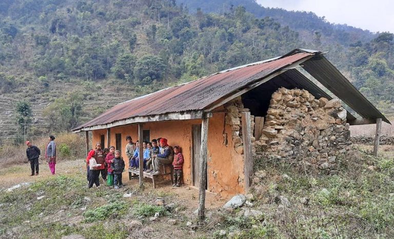 सरकार एक पाटा भित्ता भत्केको भवनमा जोखिम गरेरपढ्छन् बालबालिका