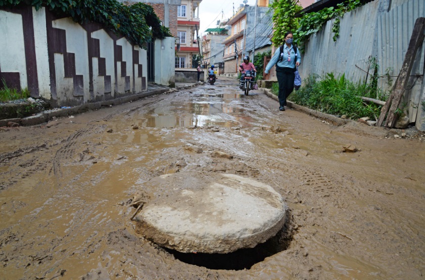 पानी परे हिलाम्मे, घाम लागे धुलाम्मे,