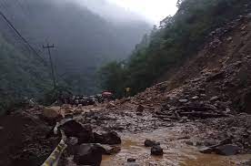 लगातार वर्षाका कारणले भीमदत्त राजमार्ग र केआईसिँह राजमार्ग समेत अवरुद्ध
