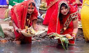 छठपर्वको मुख्य दिन आज साँझ अस्ताउँदो सूर्यलाई पूजा आराधना गरी अर्घ दिइँदैछ