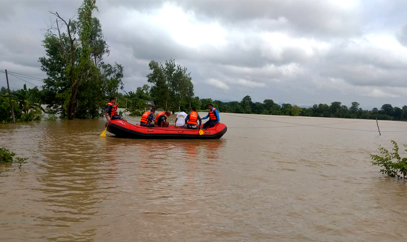 कर्णाली नदीमा पानीको सतह बढ्दै गएकाले तटीय क्षेत्रमा बाढीको जोखिम
