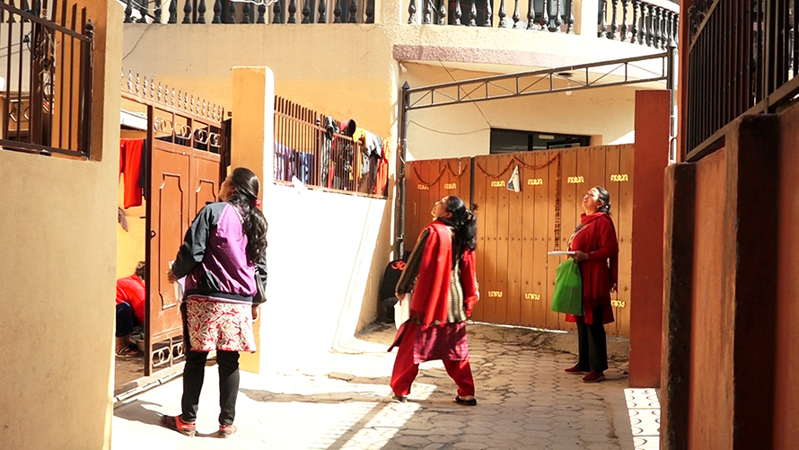 मतदाता शिक्षा कार्यक्रमका लागि काठमाडौंमा खटिएका महिला स्वास्थ्य स्वयमसेविका