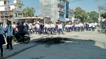 बिद्यार्थीलाई ग्रेडरले ठक्करदिदा  विद्यार्थीको मृत्यु भएपछि धनगढीमा प्रदर्शन