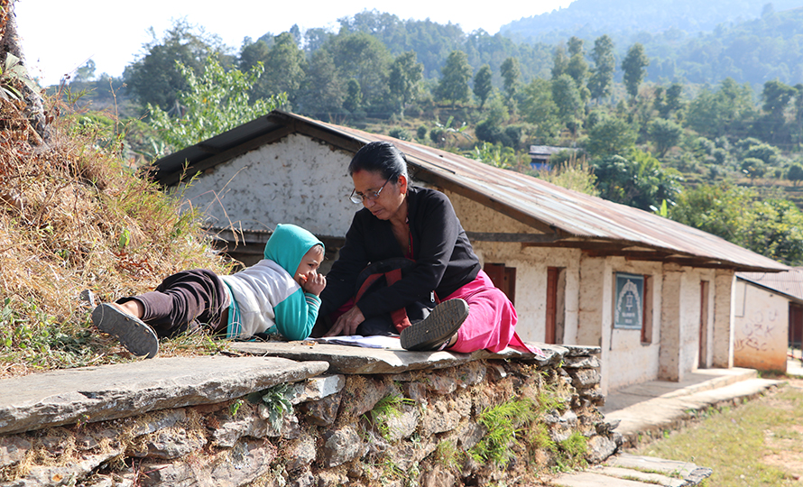 एक्लो विद्यार्थी पढाउँदै एक्ली शिक्षिका