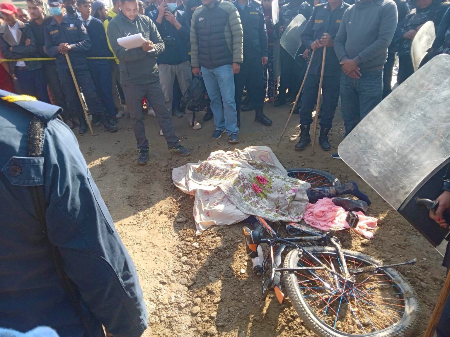 बिद्यार्थीलाई ग्रेडरले साइकललाई ठक्कर दिदा एक विद्यार्थीको घट्ना स्थलमै मृत्यु