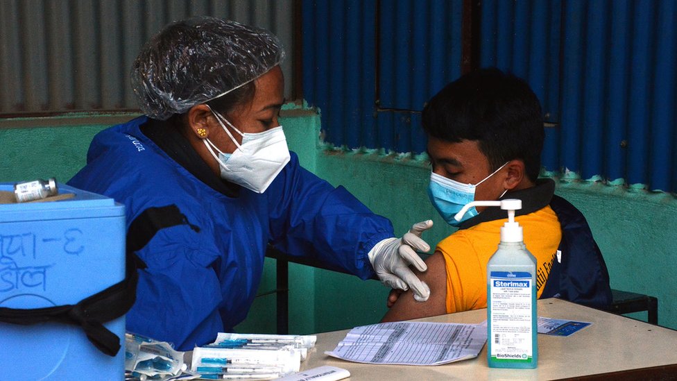 कोरोना भाइरसको सङ्क्रमण बढिरहेकाले कोरोना भाइरसविरुद्धको खोप लगाउन स्वास्थ्य तथा जनसंख्या मन्त्रालयआग्रह