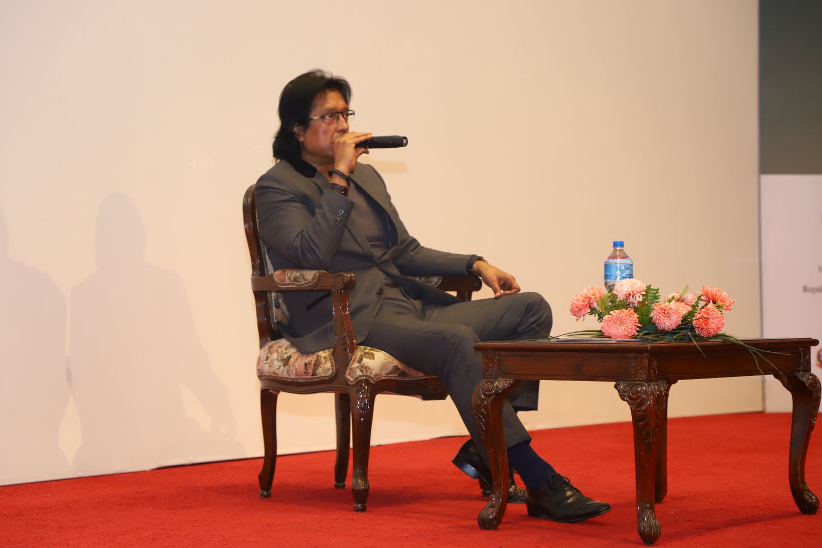 अभिनेता राजेश हमालले सक्रिय राजनीतिमा लाग्ने विषय ‘पर्ख र हेर’मै रहेको बताए,