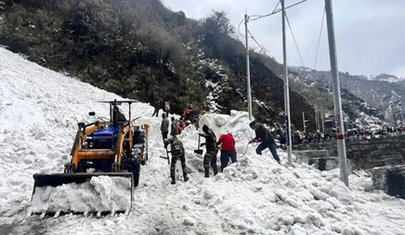  सिक्किमको गान्तोक–नाथुला सडक खण्डमा हिमपहिरोमा परी तीन नेपालीसहित सात जनाको मृत्यु,