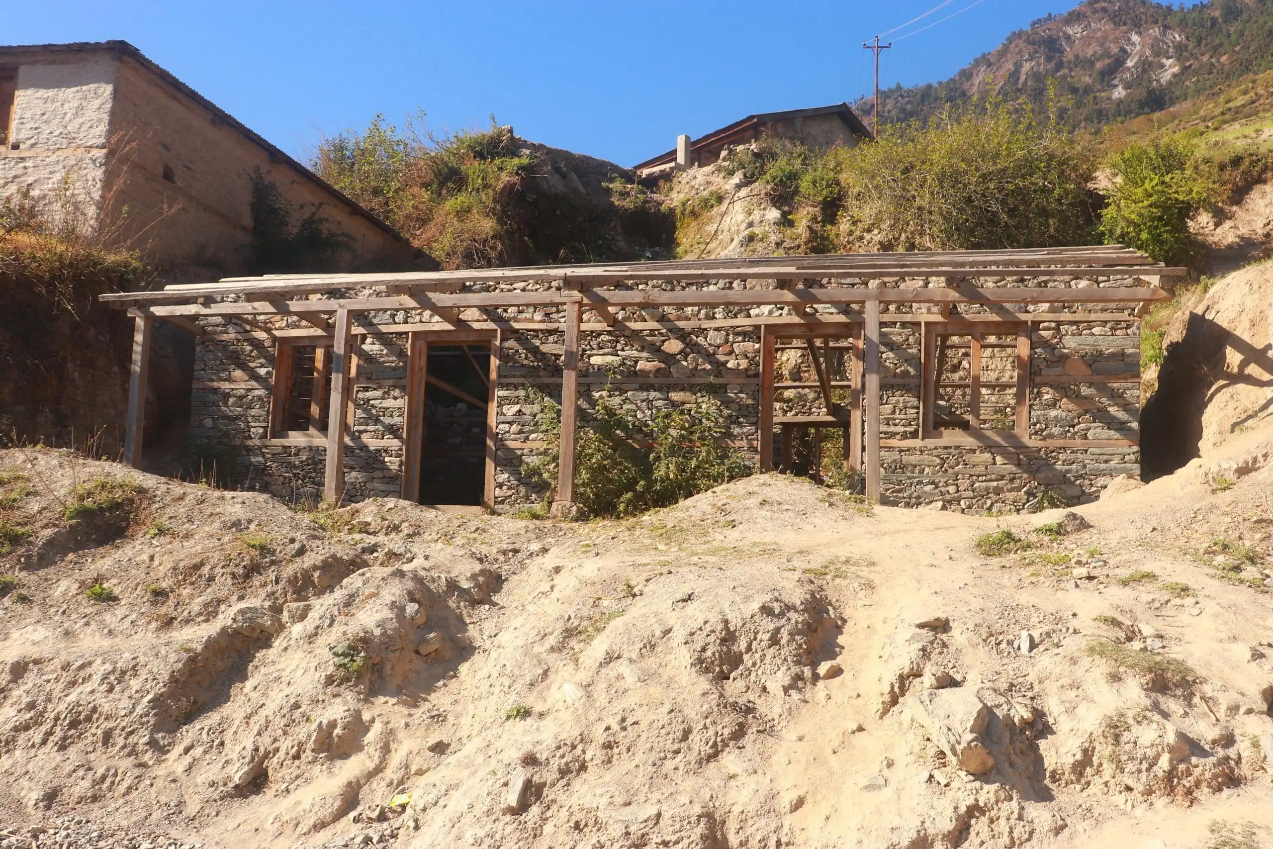 बजेट अभावका कारण दुईकोठे भवन निर्माणाधीन अवस्थामा अधुरै