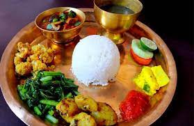 पानी पिउनु कति ठीक ?खाना खाँदा