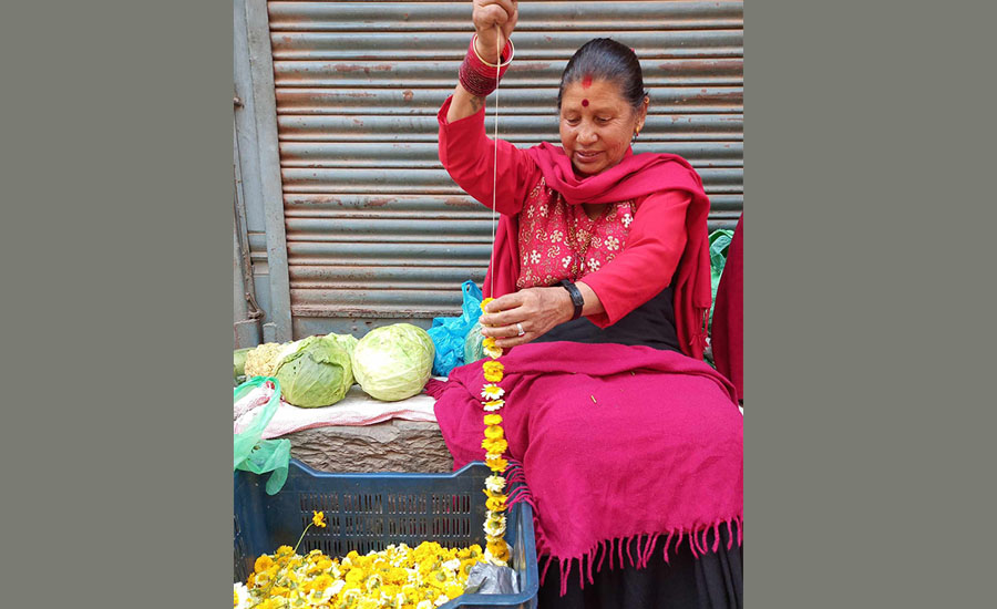 मुश्किल छ फूल बेचेर गुजारा चलाउन,
