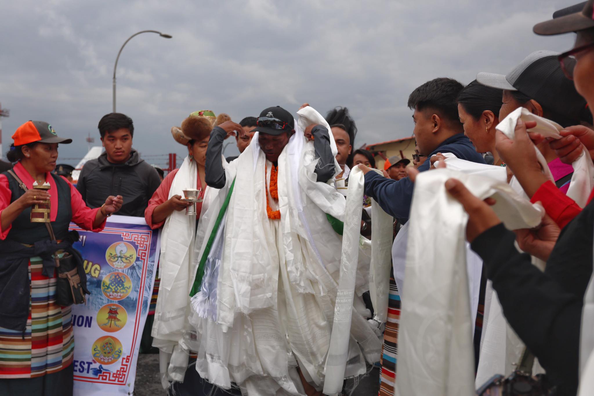 संसारकै सर्वोच्च शिखर सगरमाथाको आरोहण गरेर कीर्तिमान बनाएका आरोही कामीरिता शेर्पालाई काठमाडौंमा स्वागत,