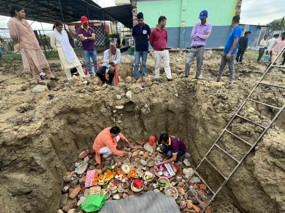 सनातन वैदिक परम्परा अनुसार धनगढीमा रहेको चैतन्य पाठशालाले गर्‍यो भवनको शिलान्यास ,