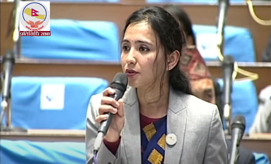 डा. तोसिमा कार्कीले स्वास्थ्य बीमा कार्यक्रमलाई धरासायीठगी गर्दै आएको बताए,