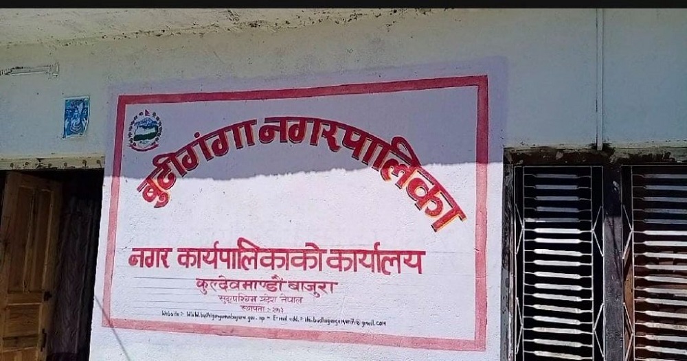 प्रमुख प्रशासकीय अधिकृत,र इन्जिनियर  साउदमाथि हातपात,बाजुरामा