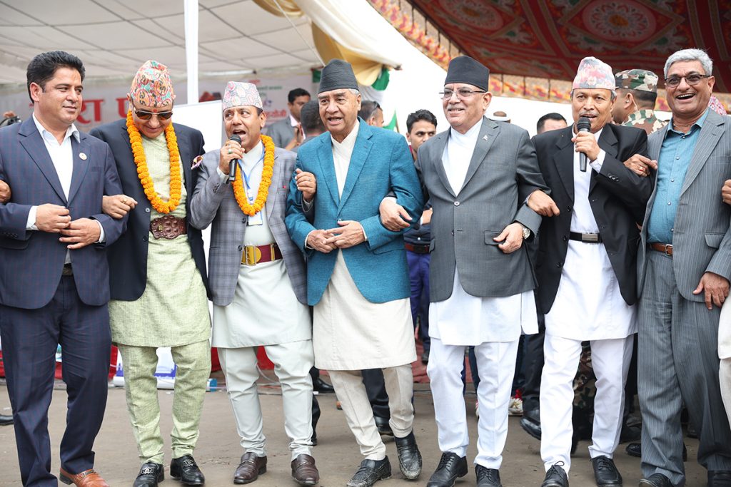 प्रधानमन्त्री प्रचण्ड, शेरबहादुर र भीम रावल गौरा पर्वमा सँगै देउडा खेल्दै