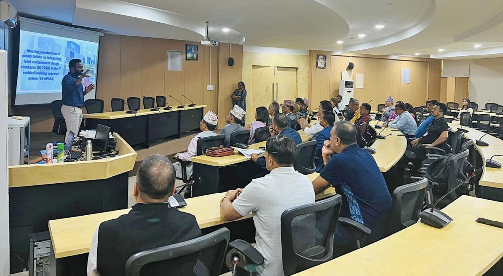 नेपालका  ८ उपमेयर र १४ मेयर हैदरावादमा ढल व्यवस्थापन सम्बन्धी पढ्दै