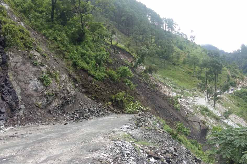 बाजुराको साँफे–मार्तडी जोड्ने राजमार्ग  भारी बर्षाका कारण पहिरो आएपछि राजमार्ग अवरुद्ध