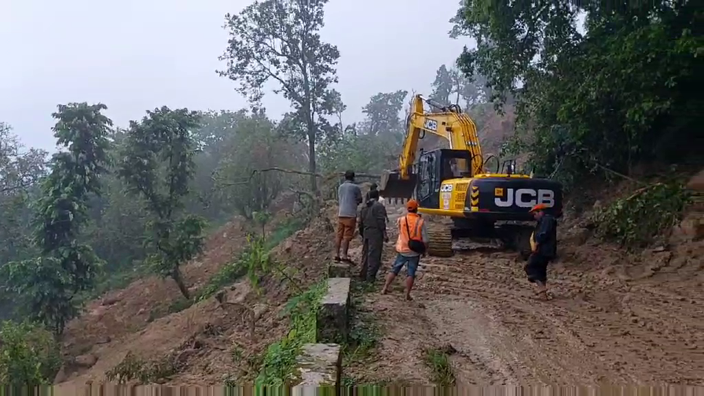 बर्षाका कारण रोकिएको भीमदत्त राजमार्गको बुढीतोला सडक ,अस्थायी रुपमा सिंगल ट्रयाक खुल्ने सम्भावना ,