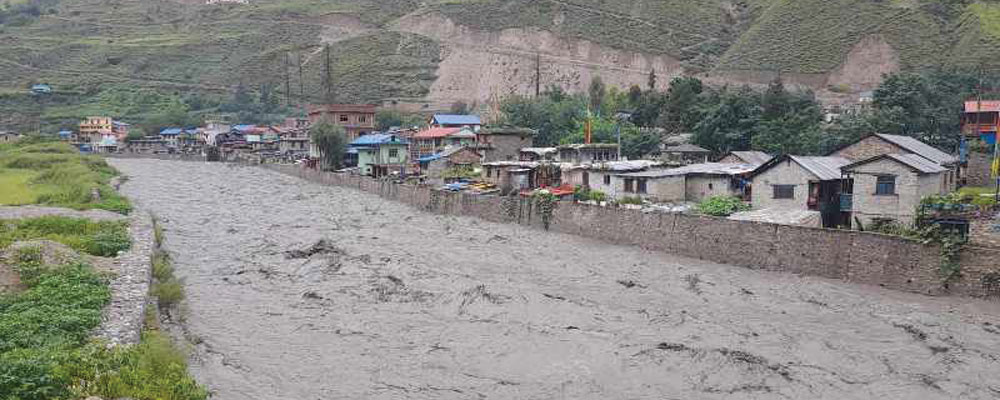लगातारको बर्षाले भेरीको  दुनै बजार जोखिममा