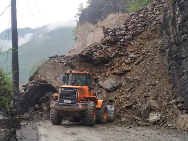 नारायणगढ–मुग्लिन सडकखण्डमा खसेको पहिरो पन्छाउन अझै पाँच/छ घण्टा लाग्ने