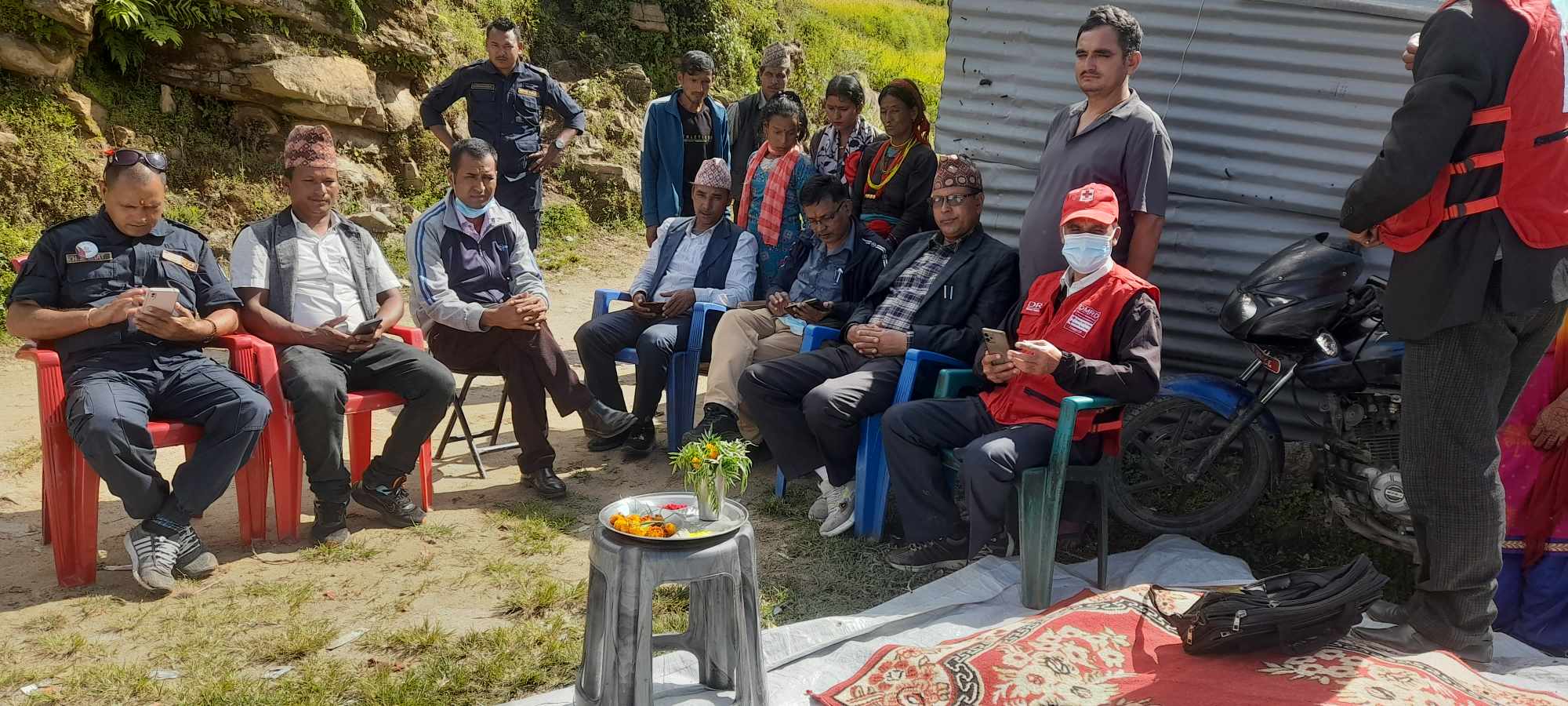 बाजुरा रेडक्रसले संविधान दिवस अबसरमा १३ घरधुरीलाई  सामाग्री बितरण गरि मनाइयो