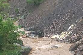 सडक माथिबाट खसेको पहिरोले राजमार्ग अवरुद्ध रडुवा खोलामा