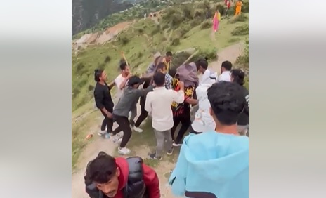 बाजुरा जिल्ला छेडेदह ताल नजिकै दुई युवकमाथि सामुहिक कुटपिट
